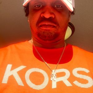 Meet your Posher, Tee